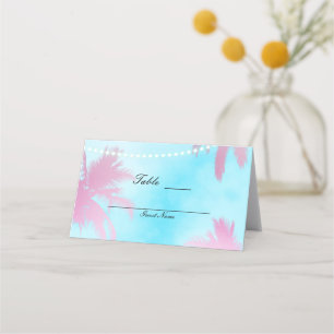 Roze palmbomen blauwe lucht en lichten tafel stoel plaatskaartje