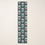 Roze palmbomen met flamingpalmen en bloemkolen sjaal<br><div class="desc">Een sjaal met een herhalend patroon van een afbeelding van een roze flamingo op een bed van bloemen,  succulent,  met groene palmbomen die op de rug zwaaien. Tropisch en . De achtergrond is donkerblauw.</div>