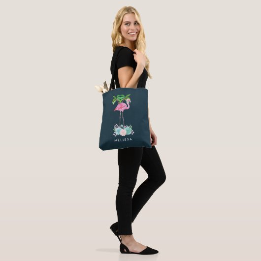 Roze palmbomen met flamingpalmen en bloemkolen tote bag (Op model)