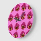 roze pansieën op roze, grote klok (Hoek)