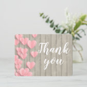 Roze papieren harten op schuur hout bedankje (Staand voorkant)