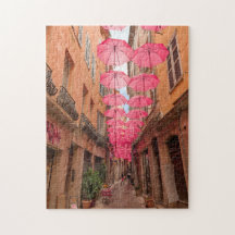 Roze paraplu's in het Franse Grasse Riviera in Fra