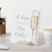 Roze parels en prosecco dagen tot ze mevrouw is reclamebord met voetstuk (Insitu)