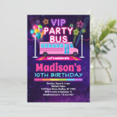 Roze partijbus VIP Birthday uitnodiging (Staand voorkant)