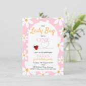 Roze Pastel Daisy Lady Bug Verjaardag uitnodiging (Staand voorkant)