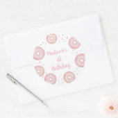 Roze pastel donut verjaardag ronde sticker (Envelop)