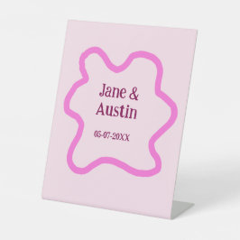 Roze pastel retro bruiloft grens lijst naam datum reclamebord met voetstuk