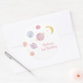 Roze Pastel Twee de Maan Ruimte Verjaardagsgunst Ronde Sticker (Envelop)