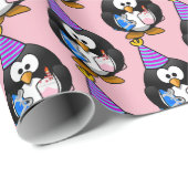 Roze Penguin Birthday Gift Wrap Cadeaupapier (Rol Hoek)