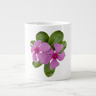 Roze Periwinkle bloemen met groene bladeren Grote Koffiekop