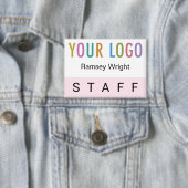 Roze Personeel Badge met Logo Pin Achternaam Butto Button (Insitu)