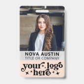 Roze personeelsfoto ID met QR-code bedrijfslogo Badge (Voorzijde)