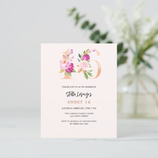 Roze perzik bloemengoud Sweet 16 budget uitnodigin (Staand voorkant)