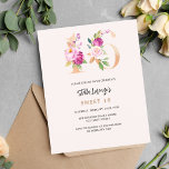 Roze perzik bloemengoud Sweet 16 budget uitnodigin<br><div class="desc">Een moderne,  stijlvolle en glamoureuze uitnodiging voor een Sweet 16,  16th verjaardagsfeestje. Een perzikkleurige achtergrond. Versierd met forale nummers in faux goud en roze. De naam is geschreven met een modern handschrift. Personaliseer en voeg uw feestdetails toe. 1 vel = 1 uitnodiging afgedrukt rand tot rand.</div>