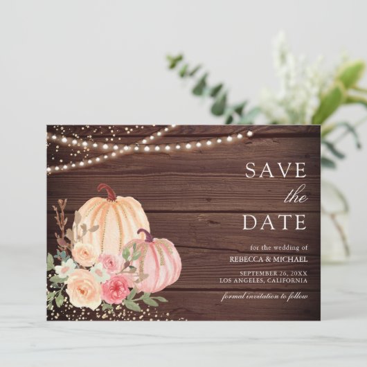 Roze Perzik Pompoen Bloemen Schuur Hout Huwelijk Save The Date (Staand voorkant)