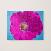 roze petunia bloem op blauwe achtergrond. legpuzzel (Horizontaal)