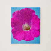 roze petunia bloem op blauwe achtergrond. legpuzzel (Verticaal)