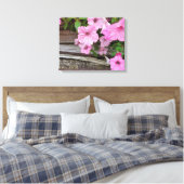 Roze petunias op schuurhout canvas afdruk (Insitu (Slaapkamer))