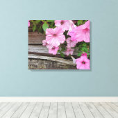 Roze petunias op schuurhout canvas afdruk (Insitu (Houten vloer))