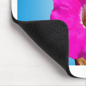 roze petuniumbloem tegen blauwe achtergrond . muismat (Hoek)