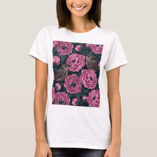 Roze pinda's en draden op donkergrijs t-shirt