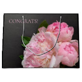 Roze pinda's op donkere achtergrond groot cadeauzakje (Voorkant)