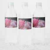 Roze pinda's op donkere achtergrond waterfles etiket (Flessen)