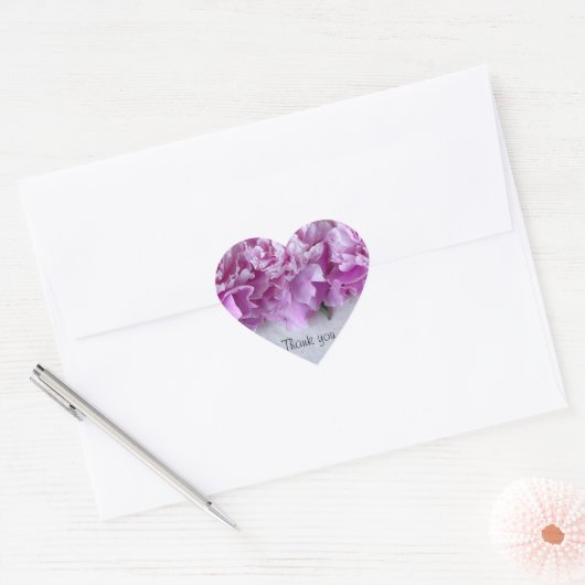 Roze pinda's op rij hart sticker (Envelop)