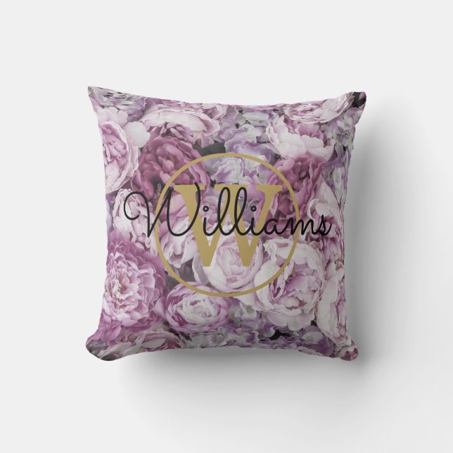 Roze Pioen Bloem Gouden Monogram Naam Kussen (Voorkant)