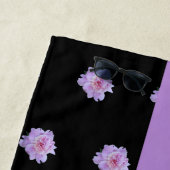 Roze Pioen Bloemen Monogram Paarse Zwart Strandlaken (In situ)