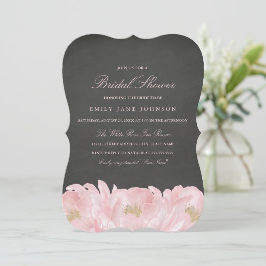 Roze pioen krijtbord bruids douche uitnodiging (Staand voorkant)