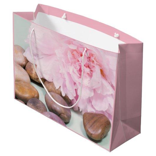 Roze Pioen Met Zen Stenen Cadeautas (Achterkant Gekanteld)