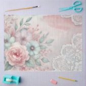 Roze pioenen en blauwe bloemen op roze witte kant tissuepapier (Craft)