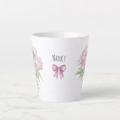 Roze pioenen met strik keramiek latte mok (Voorkant)