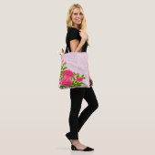 Roze Pioenen op Bleke Roze Achtergrond Tote Bag (Op model)