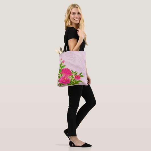 Roze Pioenen op Bleke Roze Achtergrond Tote Bag (Op model)