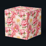 Roze Pioenen Party Treat Box Bedankdoosjes<br><div class="desc">Feestgunstbox wordt getoond met een mooie roze pioenrozen bloemenprint. Pas dit object aan of koop het object zoals het is. Tip: voeg gewoon je geweldige traktaties toe en voeg wat feestelijk lint toe. Afbeelding onder licentie</div>