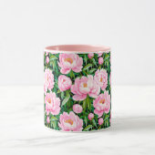 Roze pioenroos bloesems op een bladerige achtergro mok (Midden)