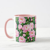 Roze pioenroos bloesems op een bladerige achtergro mok (Links)