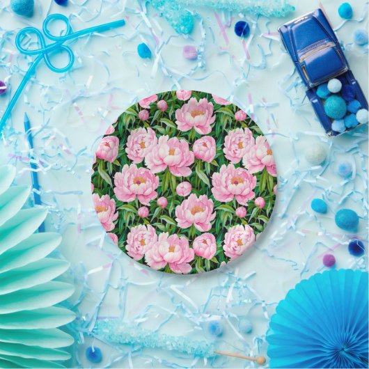 Roze pioenroos bloesems op een bladerige achtergro papieren bordje (Feest)