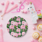 Roze pioenroos bloesems op een bladerige achtergro papieren bordje (Feest)