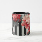 roze pioenrozen en zwart-wit gestreept mok (Midden)