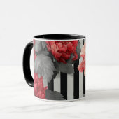 roze pioenrozen en zwart-wit gestreept mok (Voorkant links)