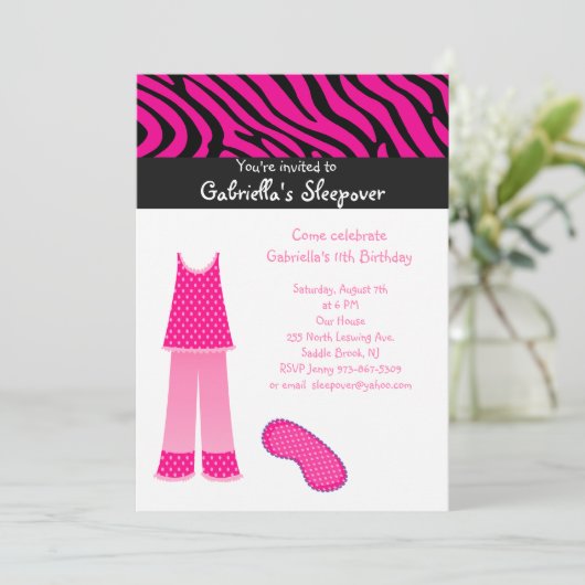 Roze PJ's/Zebra Slapepover Birthday Uitnodiging (Staand voorkant)
