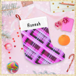 Roze Plaid Winter Patroon Chique Gepersonaliseerde Kleine Kerstsok<br><div class="desc">Een heldere en feestelijke kerstkous, in een aantrekkelijk roze geruite design. Personaliseer de kous met de naam van de ontvanger, die in zwarte letters op het witte paneel bovenaan zal verschijnen. De kous combineert rustieke traditie met moderne stijl en is ideaal voor de kerstman om te vullen met geschikte verrassingen,...</div>