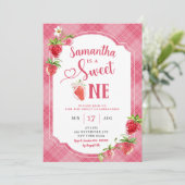 Roze Plaid Zoet Een Meisje Aardbei 1e Verjaardag Kaart (Staand voorkant)