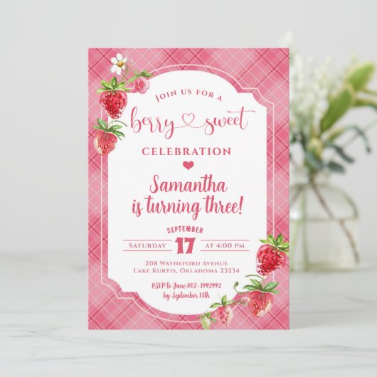 Roze Plaid Zoet Meisje Aardbei 3e Verjaardag Kaart (Staand voorkant)