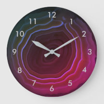 Roze plak-roze stenen klok met cijfers.