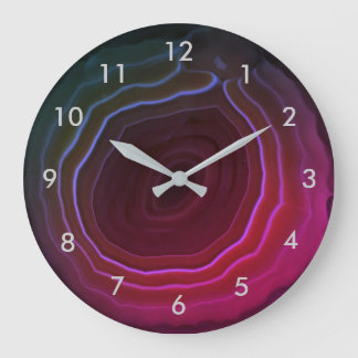 Roze plak-roze stenen klok met cijfers.