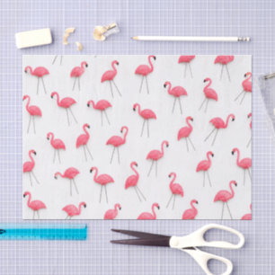 Roze plastic flamingo's voor op het gazon tissuepapier